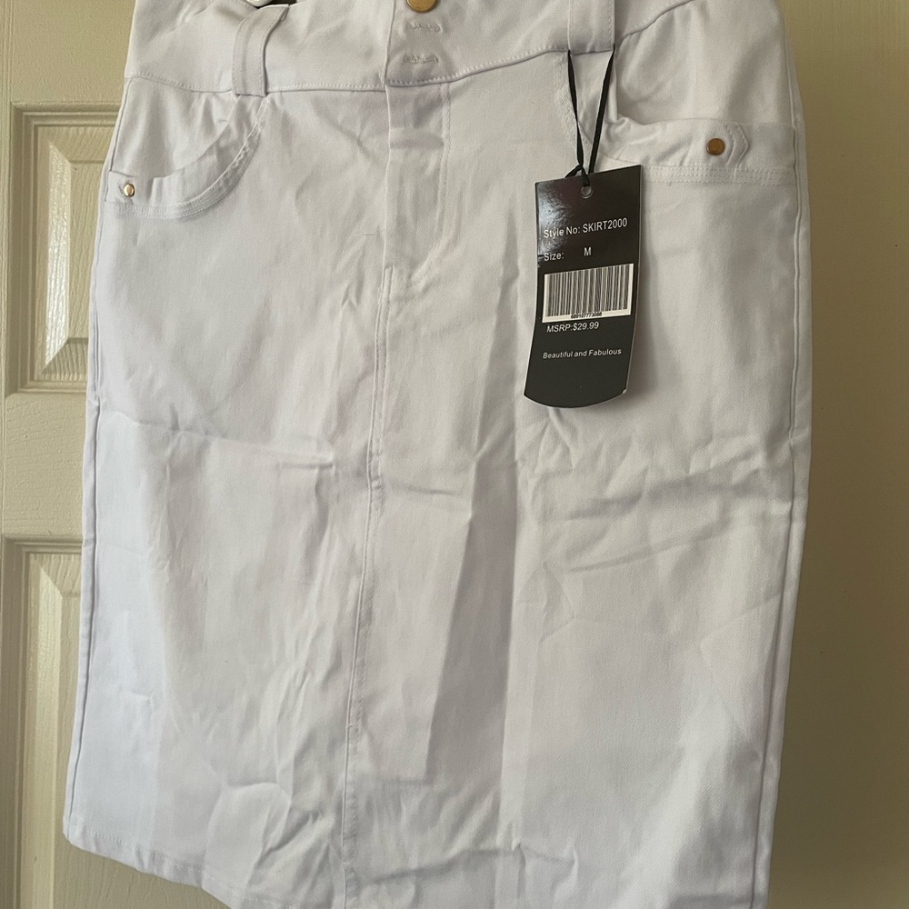 White skirt. 4 pockets, stretch